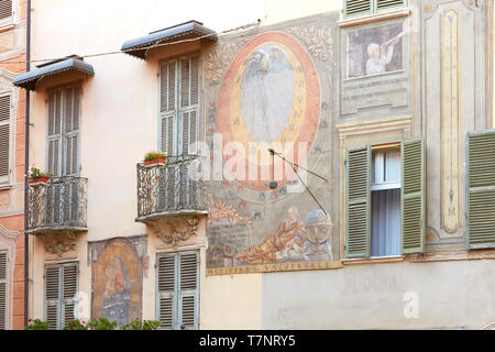 MONDOVI, Italien - 15. AUGUST 2016: Antike Fresko mit Sonnenuhr in Moro Square in einem Sommertag in Mondovi, Italien. Stockfoto