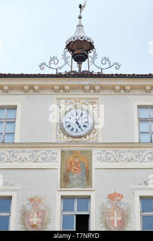 MONDOVI, Italien, 16. AUGUST 2016: Fassade mit Uhr, Glocke und Jungfrau Maria, Fresko in einem Sommertag in Mondovi, Italien. Stockfoto