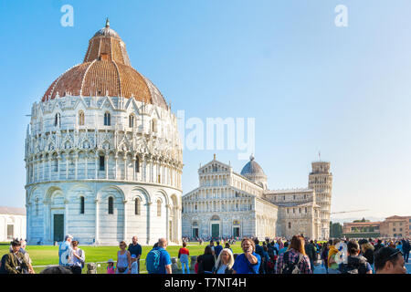 Pisa, Italy-October 21, 2018: Touristen unter den symbolischen Orten von Pisa bewundern die Schönheit und die Bilder der an einem sonnigen Tag Stockfoto