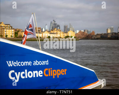 LONDON, Großbritannien - 04. JULI 2018: Detail des Namens auf dem Cyclone Clipper, einem Bus am Fluss Thames Clipper mit Skyline im Hintergrund Stockfoto
