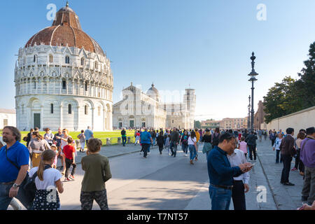 Pisa, Italy-October 21, 2018: Touristen unter den symbolischen Orten von Pisa bewundern die Schönheit und die Bilder der an einem sonnigen Tag Stockfoto