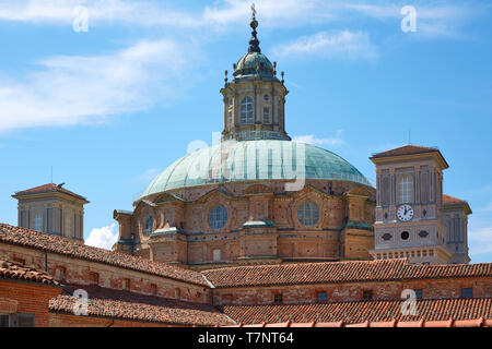 Wallfahrtskirche von Vicoforte kirche kuppel und die Dächer an einem sonnigen Sommertag in Piemont, Italien Stockfoto