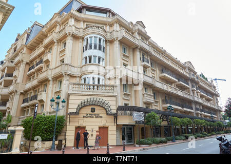 MONTE CARLO, MONACO - 19. AUGUST 2016: Le Metropole, Luxus Shopping Center Gebäude mit Menschen in Monte Carlo, Monaco. Stockfoto