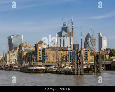 LONDON, Großbritannien - 04. JULI 2018: Die Skyline der City of London von Osten aus gesehen an der Themse Stockfoto