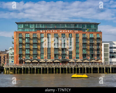 LONDON, Großbritannien - 04. JULI 2018: Butlers Wharf-Gebäude, umgebaut zu Geschäften und Unterkünften, von der Themse aus gesehen Stockfoto