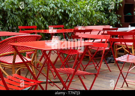 Restaurant red outdoor Tische und Stühle im Sommer, niemand Stockfoto