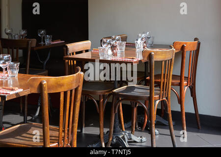 Braun Holz- Tische und Stühle im sonnigen Sommertag Stockfoto