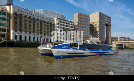 LONDON, Großbritannien - 04. JULI 2018: Ein Thames Clipper River Bus vor dem London Bridge Hospital Gebäude Stockfoto