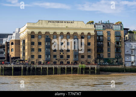 LONDON, Großbritannien - 04. JULI 2018: Pickford's Wharf Building und Old Thameside Inn von der Themse aus gesehen mit Schild Stockfoto