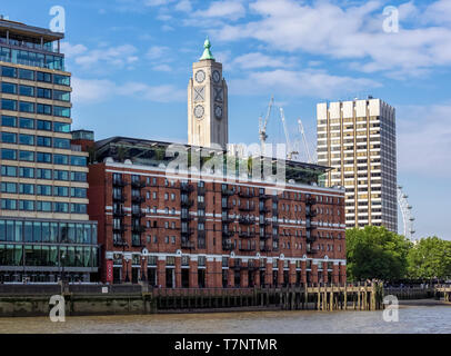 LONDON, Großbritannien - 04. JULI 2018: Der Oxo Tower und das Oxo Tower Wharf Gebäude von der Themse aus gesehen Stockfoto