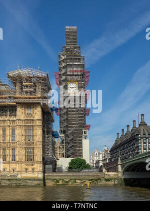 LONDON, Großbritannien - 04. JULI 2018: Der Elizabeth Tower (Big Ben) wurde während der Restaurierung von der Themse aus gesehen mit Gerüsten bedeckt Stockfoto