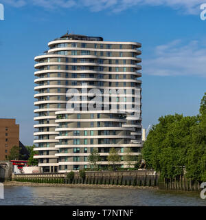 LONDON, Großbritannien - 04. JULI 2018: Außenansicht des Riverwalk Apartment Building in Millbank von der Themse aus Stockfoto