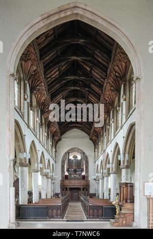 Die Kirche St. Michael in Framlingham, Suffolk, mit Glasmalereien von Edward Schröder vor Stockfoto