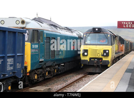 Class 70 diesel-elektrische Lok in Colas Rail Livree, Klasse 50 Donnergott bei Garsdale Station auf der Carlisle railway Vereinbaren am 30. April 2019. Stockfoto