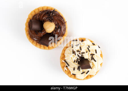 Einige Runden Gebäck mit schwarzen und weißen Creme auf eine weiße Fläche Stockfoto