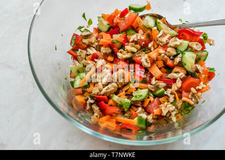 Hausgemachte Walnuss-salat in großen Glasschale. Organische frische Lebensmittel. Stockfoto