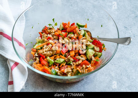 Hausgemachte Walnuss-salat in großen Glasschale. Organische frische Lebensmittel. Stockfoto