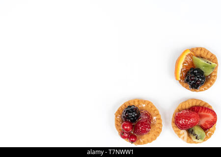 Einige Runden Gebäck mit gemischten Früchten auf einem weißen Oberfläche Stockfoto