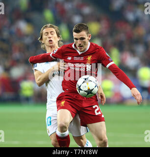 Andy Robertson von Liverpool (R) kämpft für eine Kugel mit Luka Modric von Real Madrid in der UEFA Champions League Finale 2018 Stockfoto