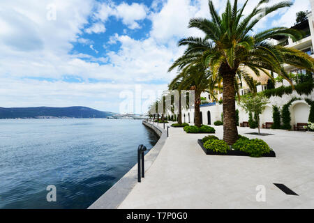 Strandpromenade in Porto Montenegro - High end Real Estate Development mit einer luxuriösen Yacht Marina. Stockfoto