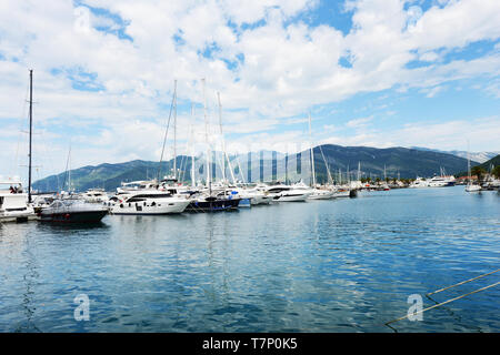 Die Luxus Yacht Marina mit Der moderne Apartmentkomplex von Porto Montenegro Tivat. Stockfoto