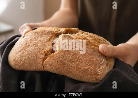 Frau brechen Frisch lecker Brot, Nahaufnahme Stockfoto