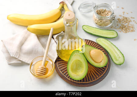 Avocado mit Zutaten für natürliche selbstgemachte Kosmetik auf Tisch Stockfoto