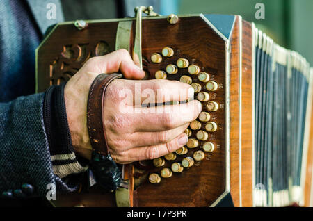 Ein street artist spielen Bandoneon in La Boca, Buenos Aires Stockfoto