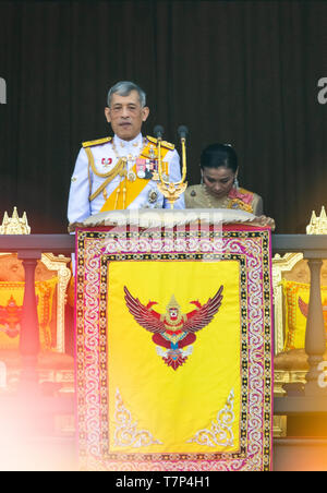 Thailand. 06 Mai, 2019. Thailand's neu gekrönte König Maha Vajiralongkorn und Königin Suthida sind auf dem Balkon von Suddhaisavarya Prasad Halle auf dem Großen Palast, in dem König ein öffentliches Publikum gewährt die guten Wünsche des Menschen Quelle: Seksan Roj/Pacific Press/Alamy Live News gesehen Stockfoto