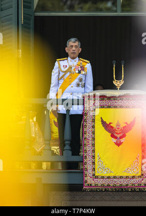 Thailand. 06 Mai, 2019. Thailand's neu gekrönte König Maha Vajiralongkorn ist auf dem Balkon von Suddhaisavarya Prasad Halle auf dem Großen Palast, in dem König ein öffentliches Publikum gewährt die guten Wünsche des Menschen zu erhalten. Credit: Seksan Roj/Pacific Press/Alamy leben Nachrichten Stockfoto