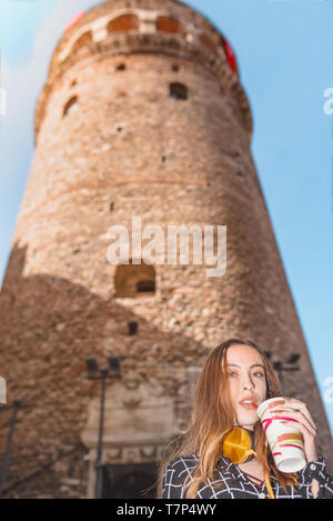 Porträt der Schönen attraktiven jungen trendigen Mädchen mit Blick auf Galataturm in Beyoglu, Istanbul, Türkei Stockfoto