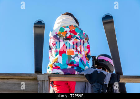 Junge Skifahrer mit einem bunten Daunenjacke Stockfoto