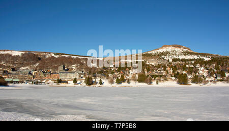 Super Besse Skigebiet und See der Herminen gefroren, Regional Naturpark der Vulkane d'Auvergne Puy de Dome, Auvergne, Frankreich Stockfoto