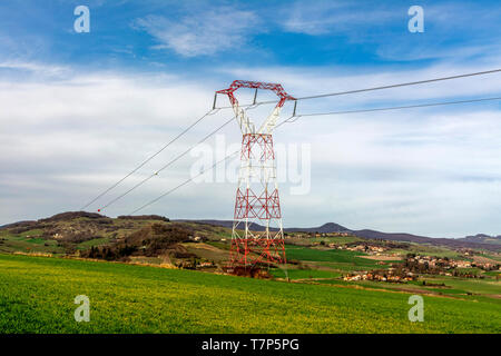 Masten der Hochspannungsleitung, Auvergne-Rhone-Alpes, Frankreich Stockfoto