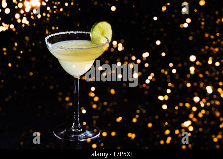 Classic daiquiri auf dem dunklen Hintergrund mit festliche Bokeh. Luxus Handwerk trinken Konzept. Horizontale Stockfoto