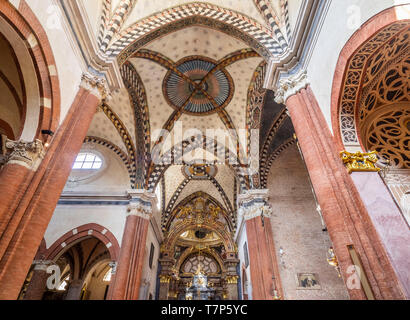 Bögen und Architektur von San Francesco d'Assisi grande wichtig Kirche im klassizistischen Stil, Lombardei, Italien. Stockfoto