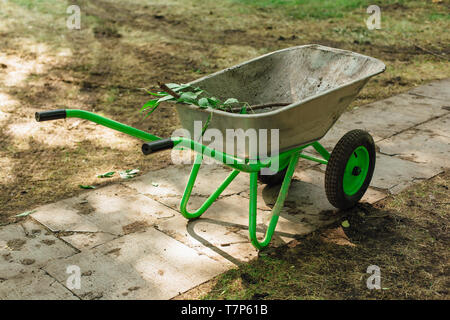 Bügeleisen Trolley für das manuelle Verschieben von Baustoffen im Garten und in den Hinterhof Stockfoto