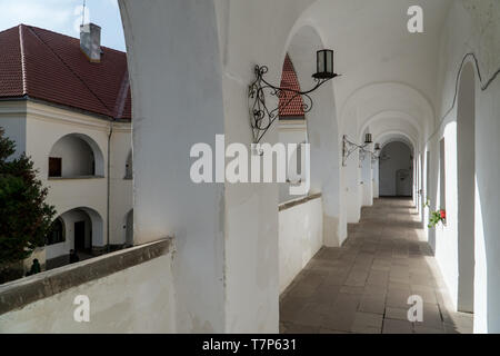 Galerien der dritte und älteste Innenhof der Burg Palanok in Esmoriz Stadt, Ukraine Stockfoto