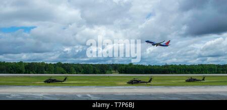 Ein kommerzielles Flugzeug fliegen Georgia Armee Nationalgarde aus der Marietta basiert 1. Bataillon, 171St Aviation Regiment, nimmt während der UH-60 Black Hawks aus der Einheit zum Abflug aus dem Lehm der National Guard Zentrum, Marietta, Ga., am 5. Mai 2019 vorbereiten. Die gardisten sind die Durchführung von post-Mobilisierung Training vor der Bereitstellung zu Kosovo zur Unterstützung von friedenserhaltenden Maßnahmen in der Gegend. U.S. Army National Guard Foto von Sgt. 1. Klasse R.J. Lannom Jr Stockfoto