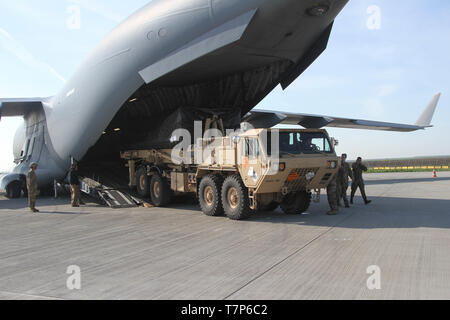 Die amerikanischen Truppen offload ein Terminal High Altitude Area Defense (Thaad) Starter aus einem C-17 Globemaster III Mihail Kogalniceanu (MK) Air Base, Rumänien, Mai 3, 2019. Das thaad bereitgestellt Rumänien von 69 Air Defense Artillery Brigade, 32. Armee Luft- und Raketenabwehr Befehl aus Fort Hood, Texas. Die Bereitstellung des THAAD ist zur Unterstützung der NATO für ballistische Flugkörper Mission und stärkt die starke und unermüdliches Engagement für die Verteidigung der USA von unseren NATO-Verbündeten. (Foto von Sgt. 1. Klasse Jason Epperson) Stockfoto