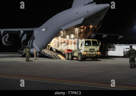 Die amerikanischen Truppen offload ein Terminal High Altitude Area Defense (Thaad) Radar von einer C-17 Globemaster III Mihail Kogalniceanu (MK) Air Base, Rumänien, Mai 3, 2019. Das thaad bereitgestellt Rumänien von 69 Air Defense Artillery Brigade, 32. Armee Luft- und Raketenabwehr Befehl aus Fort Hood, Texas. Die Bereitstellung des THAAD ist zur Unterstützung der NATO für ballistische Flugkörper Mission und stärkt die starke und unermüdliches Engagement für die Verteidigung der USA von unseren NATO-Verbündeten. Stockfoto