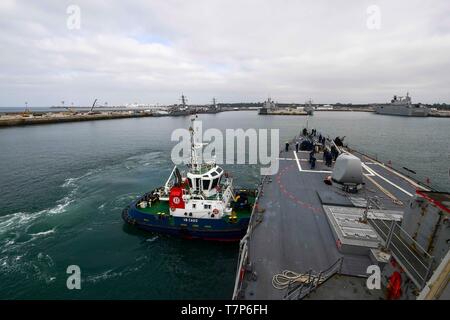 190505-N-QR 145-042 NAVAL STATION Rota, Spanien (Mai 5, 2019) - ein schubschiff hilft der Arleigh-Burke-Klasse geführte Anti-raketen-Zerstörer USS Ross (DDG71) während der Ankunft am Naval Station Rota, Spanien, 5. Mai 2019. Ross, Vorwärts - Rota, Spanien eingesetzt, ist auf seine achte Patrouille in den USA 6 Flotte Bereich der Maßnahmen zur Unterstützung der US-amerikanischen nationalen Sicherheitsinteressen in Europa und Afrika. (U.S. Marine Foto von Mass Communication Specialist 2. Klasse Krystina Coffey/Freigegeben) Stockfoto