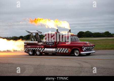 Der Rauch N'Thunder heißen Streifen II '57 Chevy führt während der keesler und Biloxi für Luft- und Raumfahrt zeigen an Keesler Air Force Base, Virginia, 5. Mai 2019. Die US Air Force Thunderbirds sind Dachverkleidung der Keesler und Biloxi Air Show kann 4-5. Donner über den Sound ist ein einzigartiges, ein-von-ein-freundliche Veranstaltung, bei der eine Basis und die umliegende Stadt gemeinsam ein Air Show geografisch voneinander getrennt. (U.S. Air Force Foto von Airman 1st Class Kimberly L. Mueller) Stockfoto