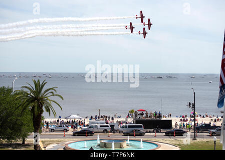 Team Aeroshell führt während der keesler und Biloxi Luft- und Raumfahrtmesse in Biloxi, Mississippi, 5. Mai 2019. Die US Air Force Thunderbirds sind Dachverkleidung der Keesler und Biloxi Air Show kann 4-5. Donner über den Sound ist ein einzigartiges, ein-von-ein-freundliche Veranstaltung, bei der eine Basis und die umliegende Stadt gemeinsam ein Air Show geografisch voneinander getrennt. (U.S. Air Force Foto von Airman 1st Class Kimberly L. Mueller) Stockfoto