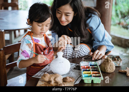Mutter und Tochter Malerei Keramik Topf Stockfoto