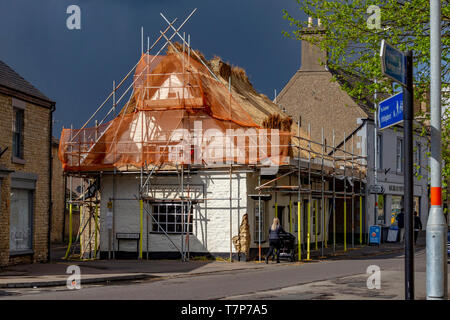 Das Reetdachhaus in Higham Ferrers, einer kleinen Stadt in Osten Northamptonshire, Großbritannien rethatched Stockfoto