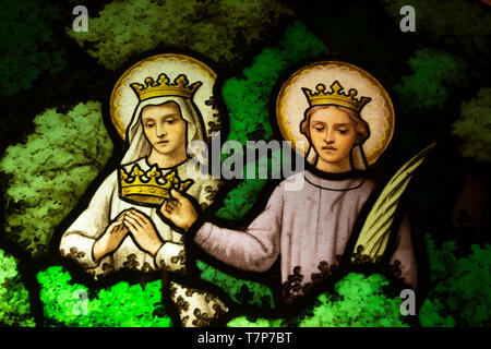 Detail von einem Glasfenster (König und Königin) Stockfoto