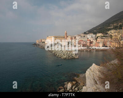 Blick auf den ruhigen Ligurische Meer, Genua Nervi, einer der schönsten Orte in Ligurien Stockfoto