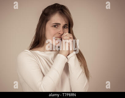 Verärgert junge Frau Gebeizt gebleicht Tuch in der Waschmaschine im