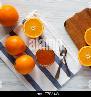 Hausgemachte Orangenmarmelade auf weißem Holz- Oberfläche, Ansicht von oben. Flach, Overhead, von oben. Stockfoto